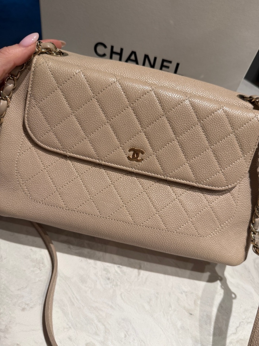 CHANEL Pale Beige Leather Shoulder Bag with Gold Chain - Picture 6 of 9